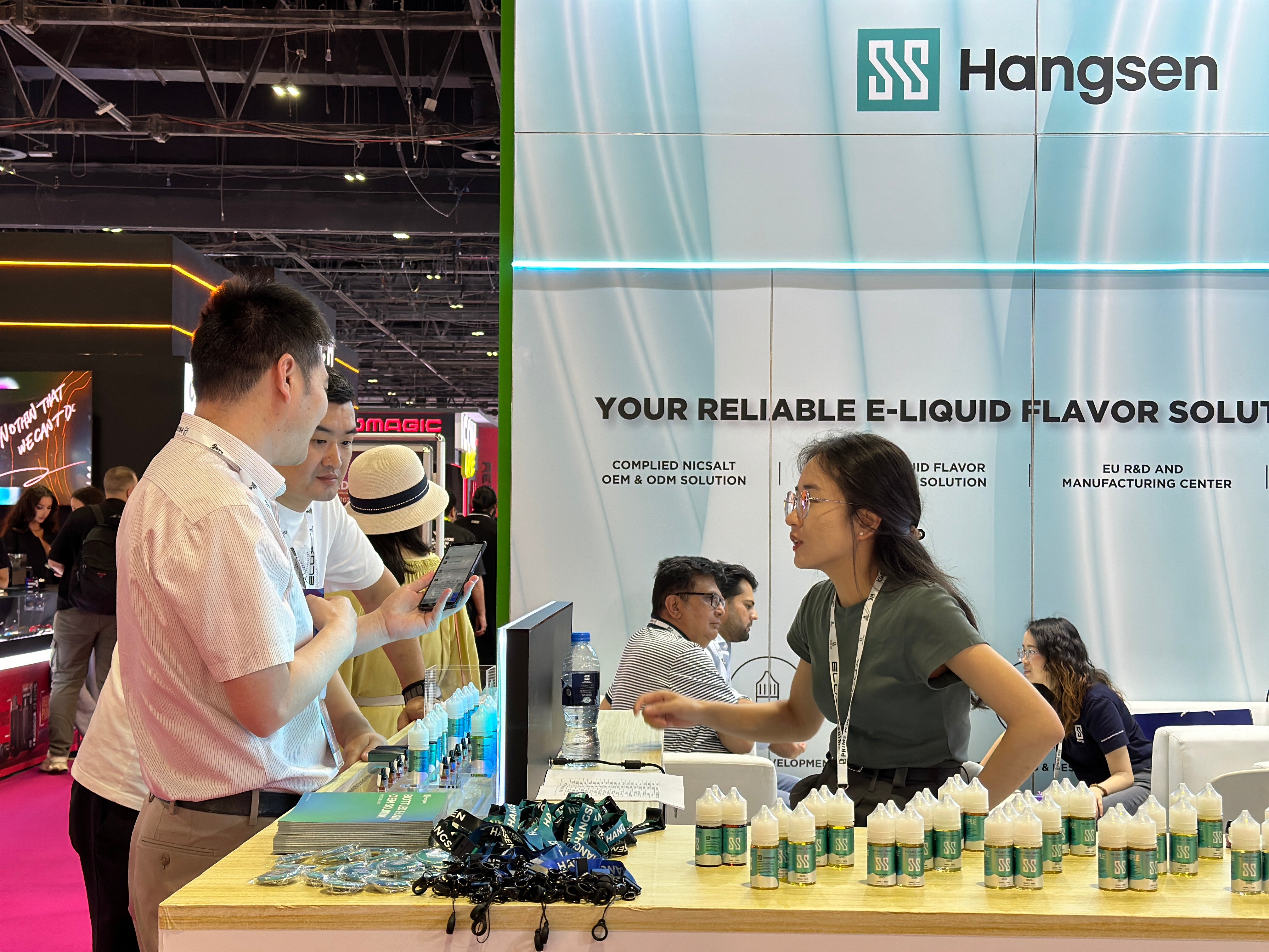 Here is a photo of Hangsen's participation in the World Vape Show,with customers consulting Hangsen's staff in front of Hangsen's booth.